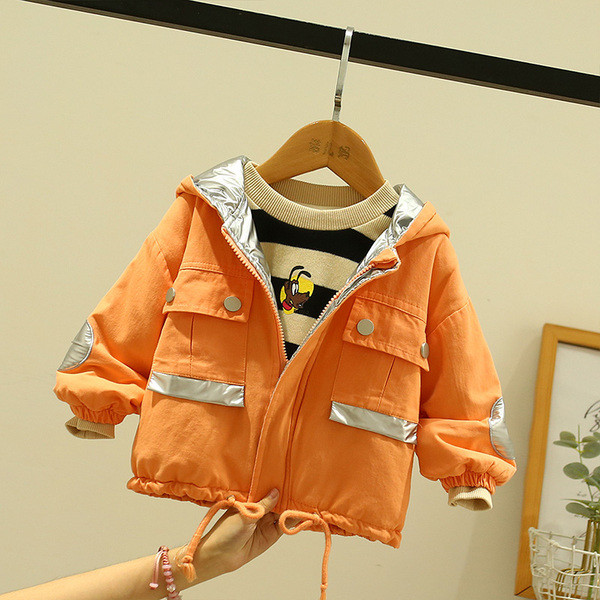 Sügis-talvine lastejakk poistele kapuutsiga ja embleemiga seljal