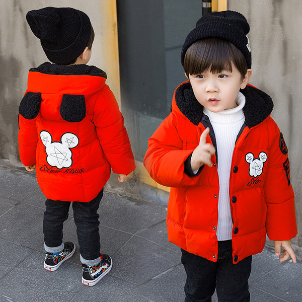 Moodne laste talvejope 3D elemendiga kapuutsil