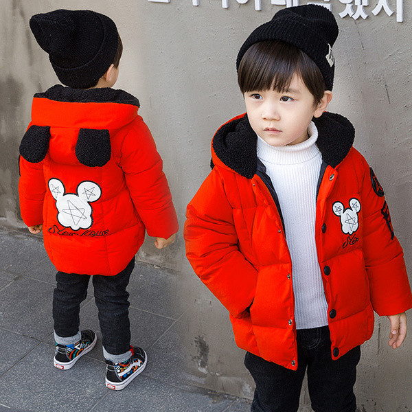 Moodne laste talvejope 3D elemendiga kapuutsil