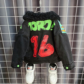 Moodne laste aplikatsiooni ja udusulgedega teksajakk poistele