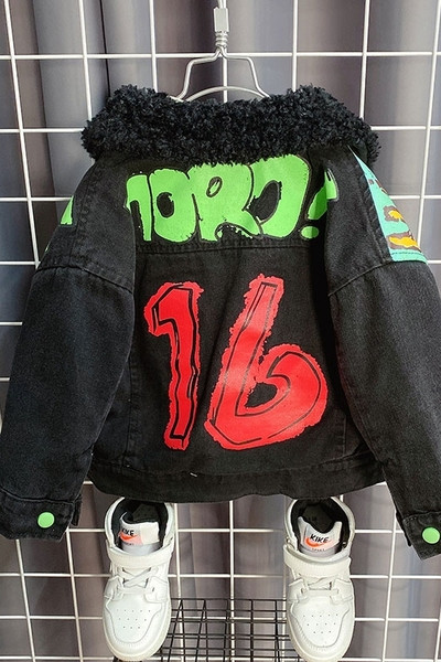 Moodne laste aplikatsiooni ja udusulgedega teksajakk poistele