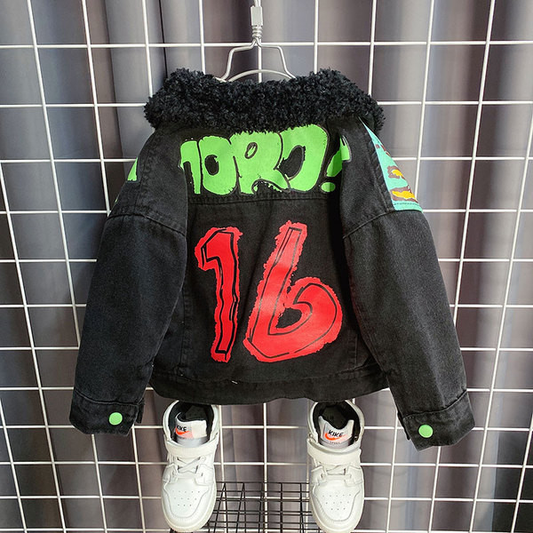 Moodne laste aplikatsiooni ja udusulgedega teksajakk poistele