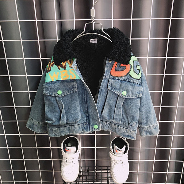 Moodne laste aplikatsiooni ja udusulgedega teksajakk poistele