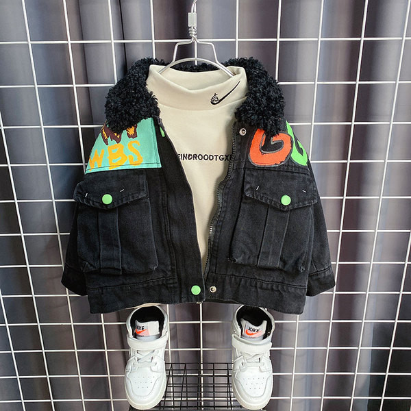 Moodne laste aplikatsiooni ja udusulgedega teksajakk poistele