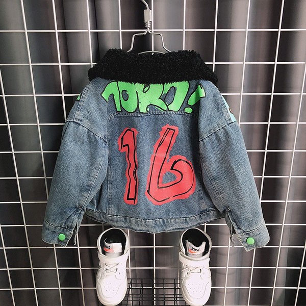 Moodne laste aplikatsiooni ja udusulgedega teksajakk poistele