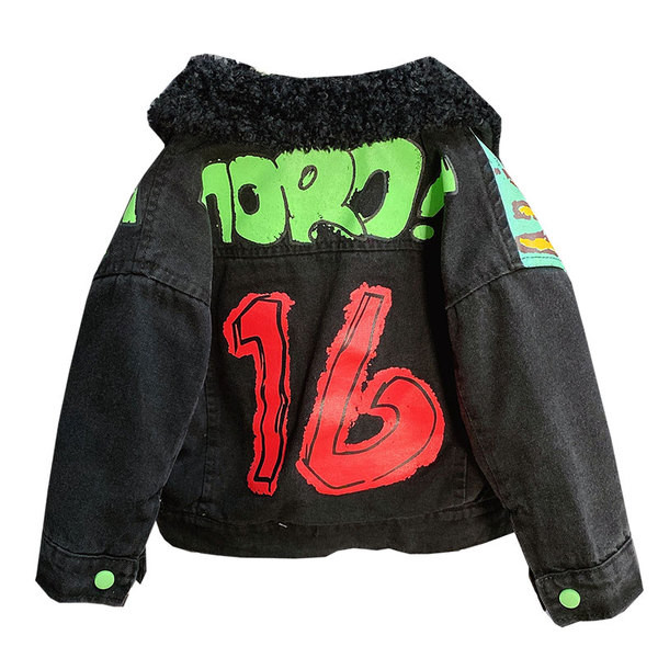 Moodne laste aplikatsiooni ja udusulgedega teksajakk poistele