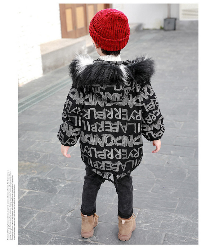 Laste talvejope poistele, millel on kirjad ja kapuuts udusulg