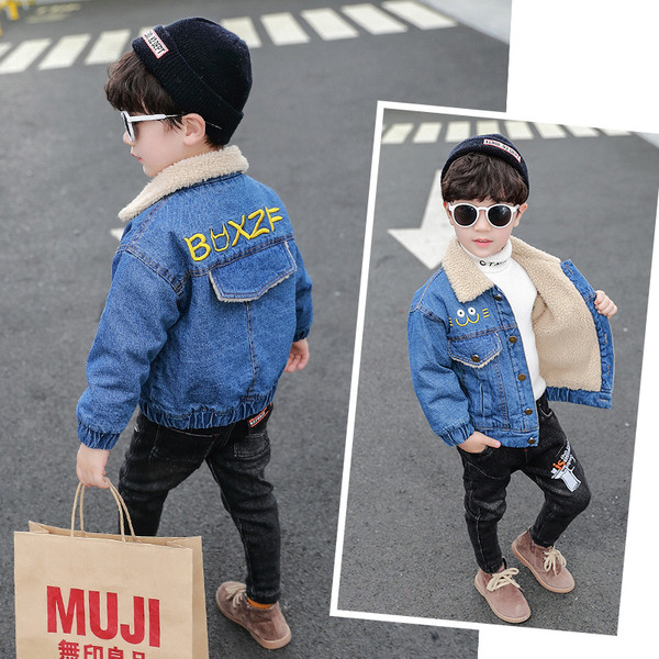 Denim dječja jakna za dječake s mekom podstavom i natpisom u boji