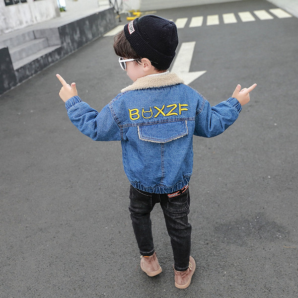 Denim dječja jakna za dječake s mekom podstavom i natpisom u boji
