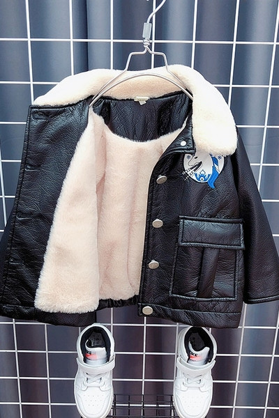 Παιδικό δερμάτινο μπουφάν με κουμπιά και απλικέ για αγόρια