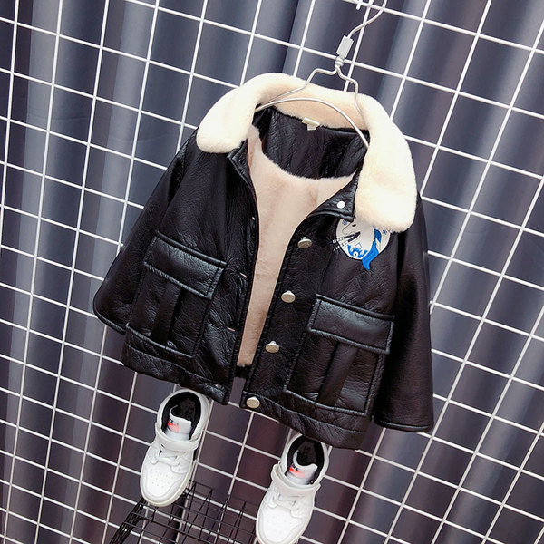 Παιδικό δερμάτινο μπουφάν με κουμπιά και απλικέ για αγόρια