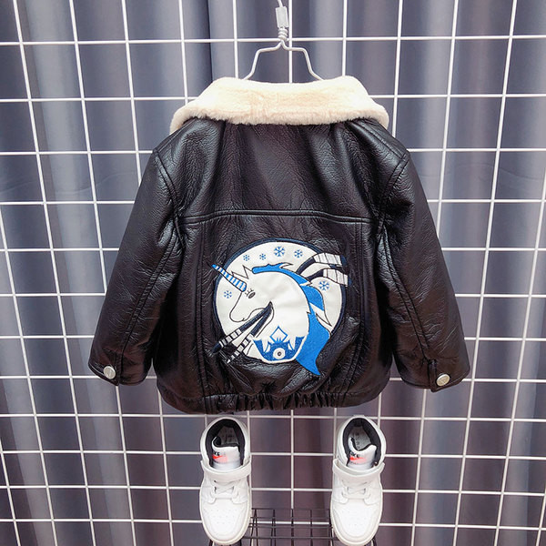 Παιδικό δερμάτινο μπουφάν με κουμπιά και απλικέ για αγόρια