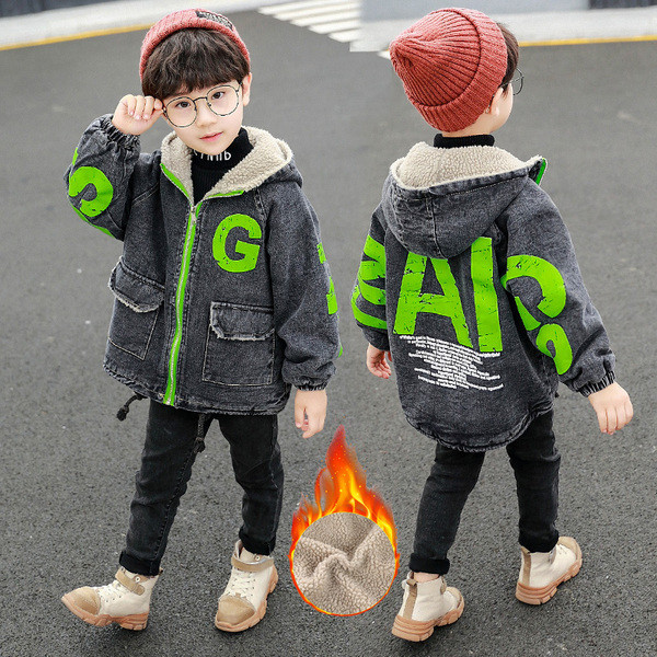 Παιδικό τζιν μπουφάν για αγόρια με κουκούλα και επιγραφή