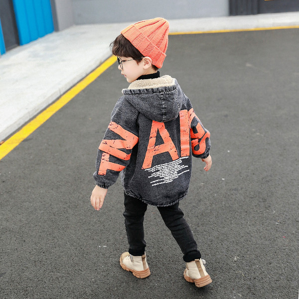 Παιδικό τζιν μπουφάν για αγόρια με κουκούλα και επιγραφή