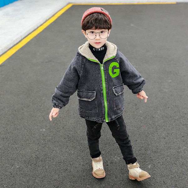 Παιδικό τζιν μπουφάν για αγόρια με κουκούλα και επιγραφή