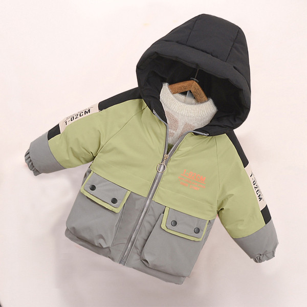 Χειμερινό παιδικό μπουφάν για αγόρια με χρωματιστές τσέπες