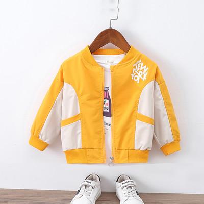 Poistele mõeldud kevadine kirjadega lastejope