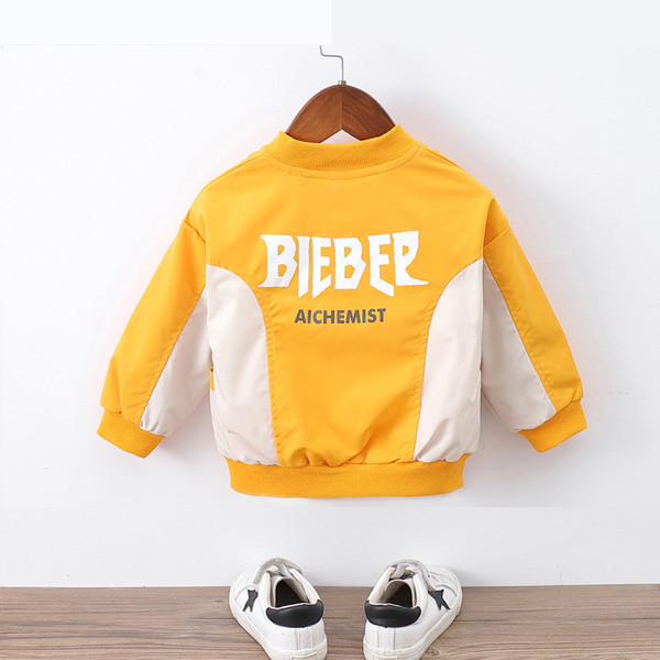 Poistele mõeldud kevadine kirjadega lastejope