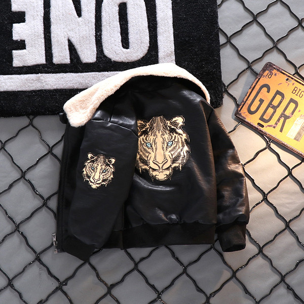 Vaikiška odinė striukė su siuvinėjimu - berniukams