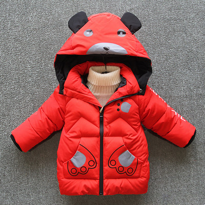 Moodne aplikatsiooniga ja kapuutsil 3D-elemendiga laste jope poistele