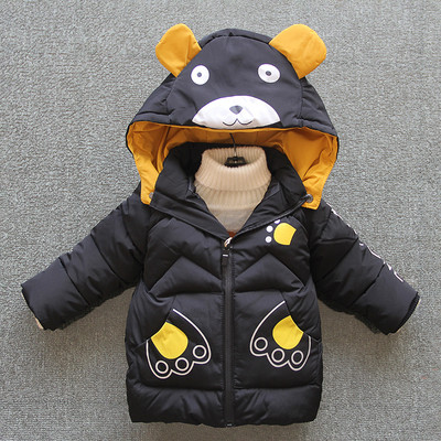 Moodne aplikatsiooniga ja kapuutsil 3D-elemendiga laste jope poistele