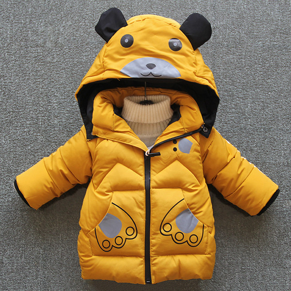 Moodne aplikatsiooniga ja kapuutsil 3D-elemendiga laste jope poistele