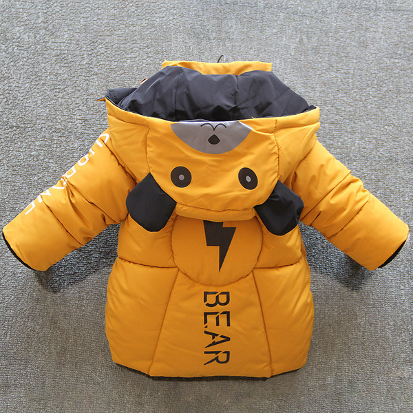 Moodne aplikatsiooniga ja kapuutsil 3D-elemendiga laste jope poistele