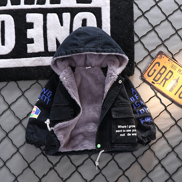 Poistele kirjade ja kapuutsiga talvine lastejope