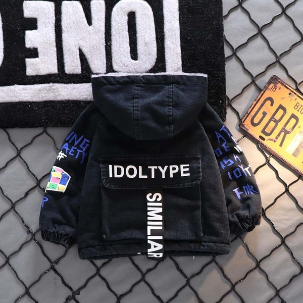 Poistele kirjade ja kapuutsiga talvine lastejope