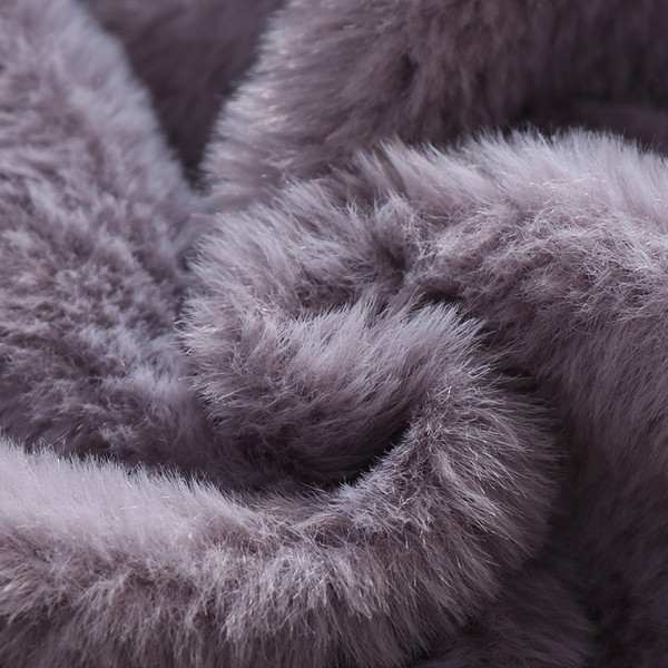 Poistele kirjade ja kapuutsiga talvine lastejope