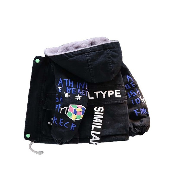 Poistele kirjade ja kapuutsiga talvine lastejope