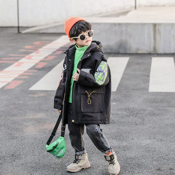 Kapuutsiga ja pealdisega laste vabaaja jope poistele