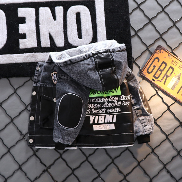 Lastele mõeldud kirjade ja nööpidega teksajakk poistele