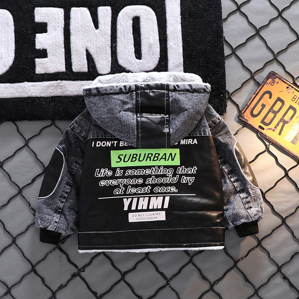 Lastele mõeldud kirjade ja nööpidega teksajakk poistele