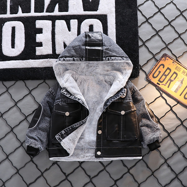 Lastele mõeldud kirjade ja nööpidega teksajakk poistele