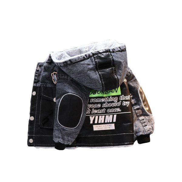 Lastele mõeldud kirjade ja nööpidega teksajakk poistele