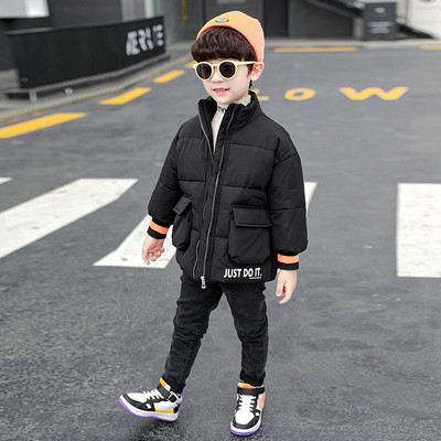 Νέο μοντέλο παιδικό μπουφάν για αγόρι με ψηλό κολάρο και επιγραφή στην πλάτη