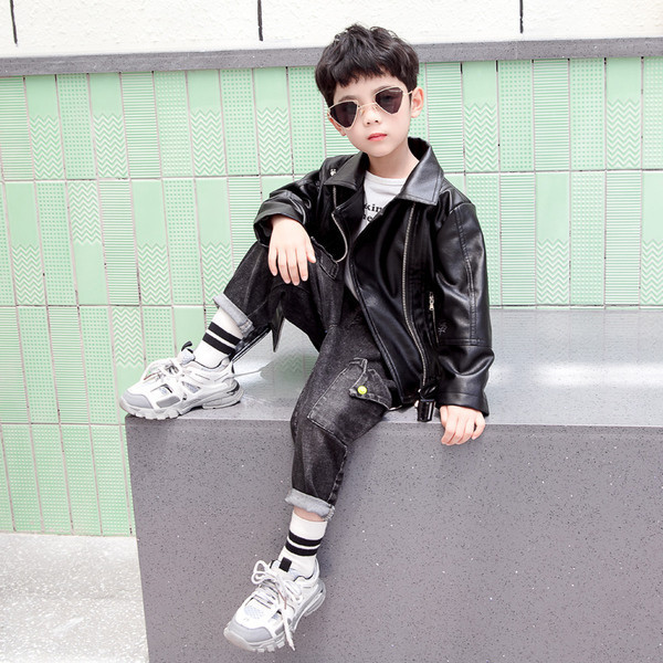 Moderna dječja jakna za dječake od eko kože sa remenom