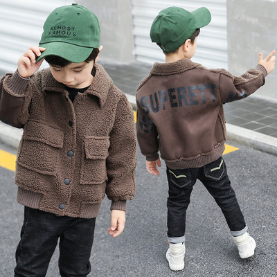 Laste vabaaja jope nööpide, taskute ja kirjaga