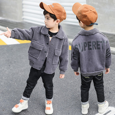 Laste vabaaja jope nööpide, taskute ja kirjaga