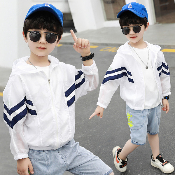 Λευκό παιδικό μπουφάν για αγόρια με κουκούλα και φερμουάρ