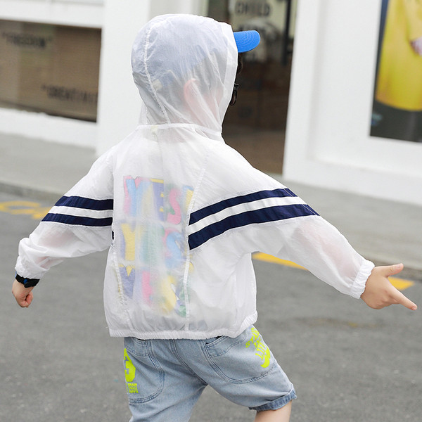 Λευκό παιδικό μπουφάν για αγόρια με κουκούλα και φερμουάρ