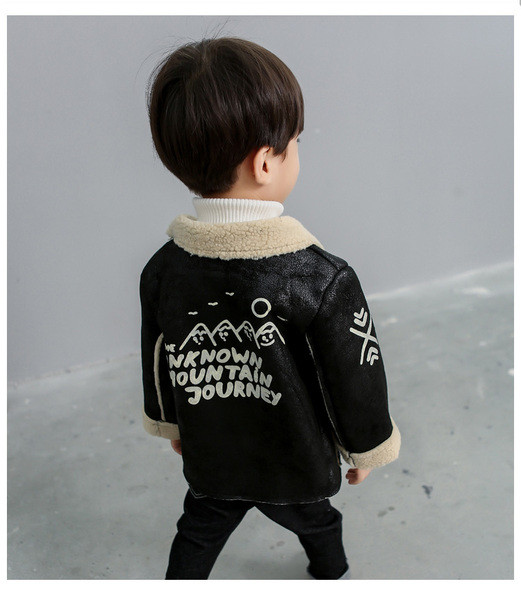 Έκο δερμάτινο μπουφάν νέο μοντέλο για αγόρια με επιγραφές σε μαύρο χρώμα