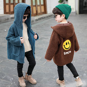 Poistele sobiv lukuga ja värvilise aplikatsiooniga laste vabaajamantel