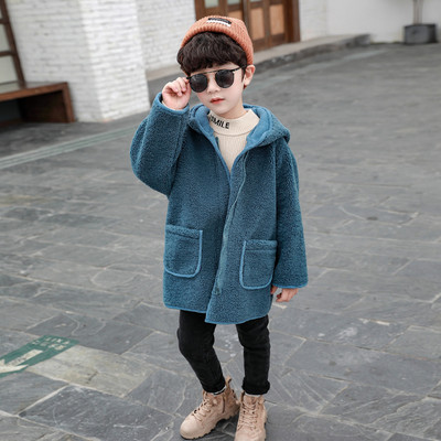 Poistele sobiv lukuga ja värvilise aplikatsiooniga laste vabaajamantel