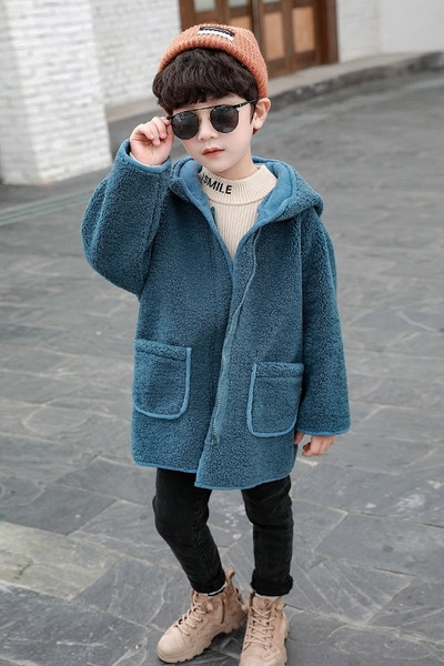 Poistele sobiv lukuga ja värvilise aplikatsiooniga laste vabaajamantel