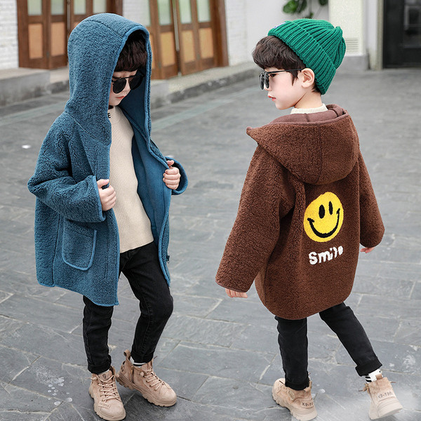 Poistele sobiv lukuga ja värvilise aplikatsiooniga laste vabaajamantel