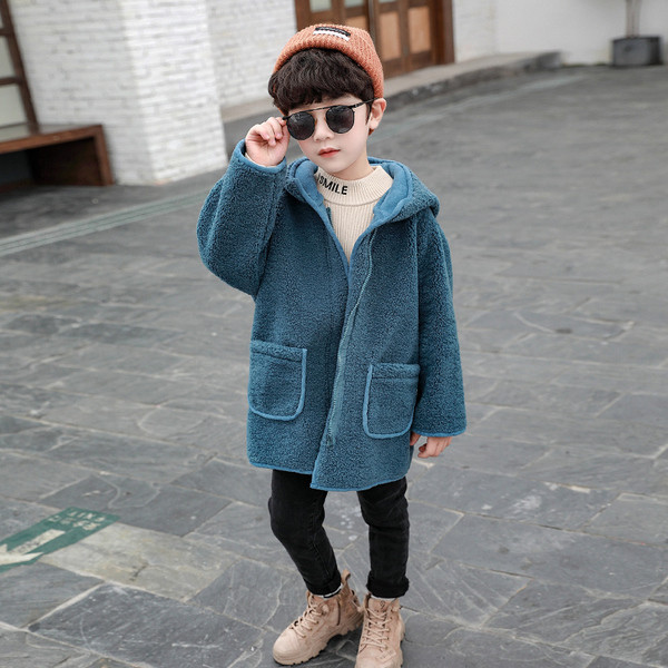 Poistele sobiv lukuga ja värvilise aplikatsiooniga laste vabaajamantel