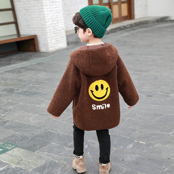 Poistele sobiv lukuga ja värvilise aplikatsiooniga laste vabaajamantel