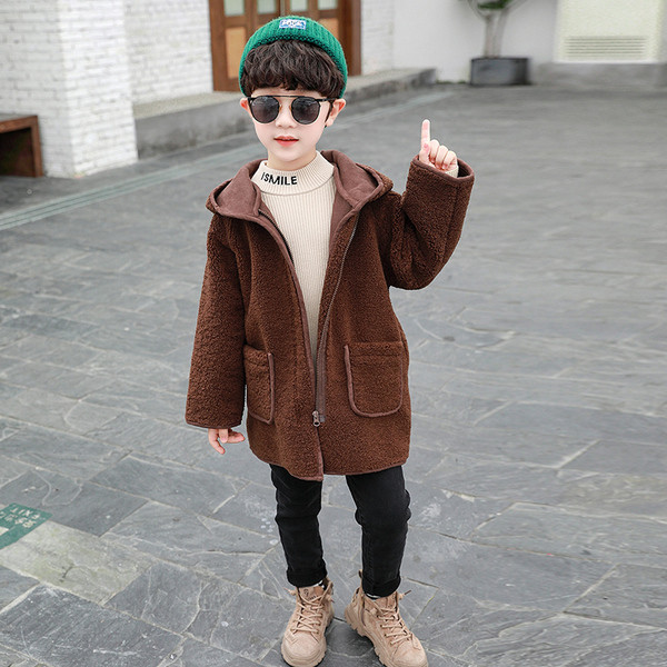 Poistele sobiv lukuga ja värvilise aplikatsiooniga laste vabaajamantel